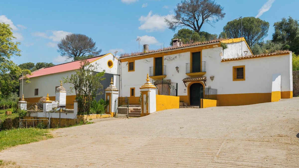 Constantina House | Apartment 'Chirrin' with Mountain View, Private Terrace and Private Garden