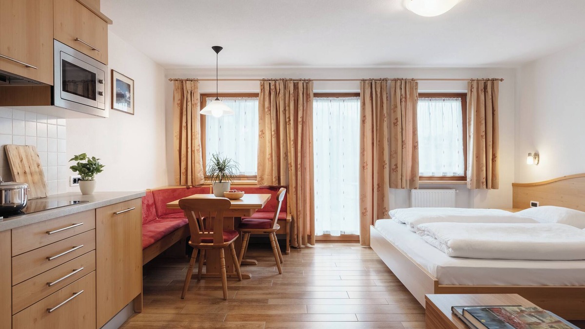 Badia Apartment | Apartment "Ciasa Willy Lavarella" with Mountain View & Wi-Fi