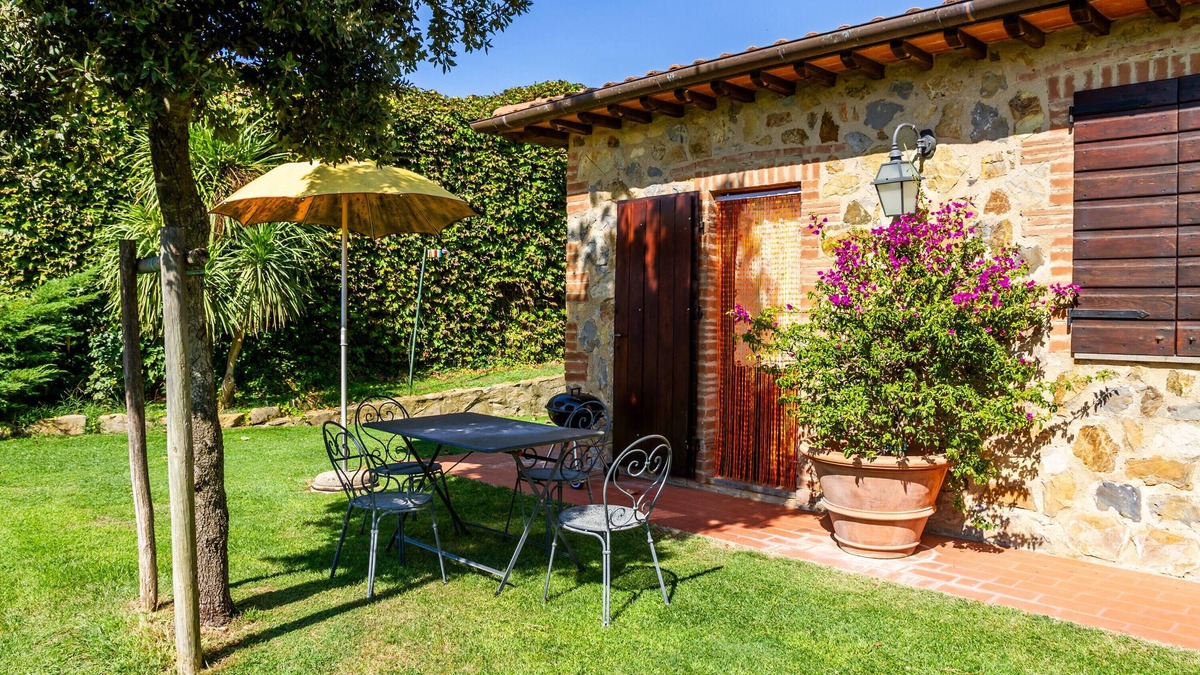 Magliano in Toscana Apartment | Apartment 'Coccinella' with Shared Pool, Wi-Fi and Air Conditioning