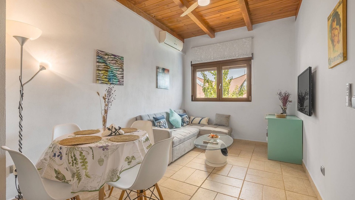 Ambroz Apartment | Apartment 'Con Vistas A La Piscina' with Mountain View, Wi-Fi and Air Conditioning