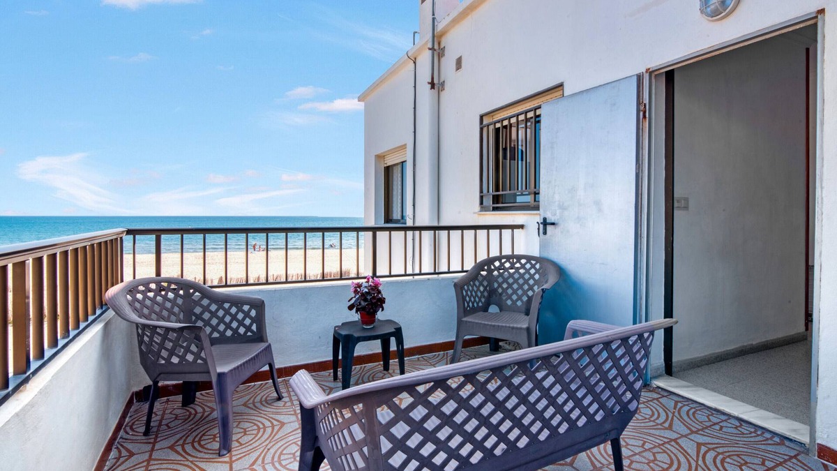 Les Deveses Apartment | Apartment 'Cudei Primera Línea' with Sea View, Wi-Fi and Air Conditioning