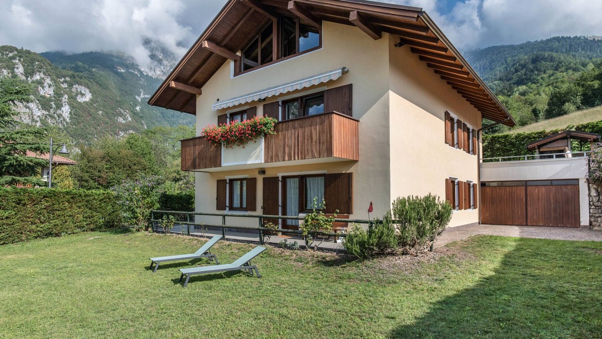 Dorsino Apartment | Apartment "Dorsino" with Mountain View, Balcony and Wi-Fi