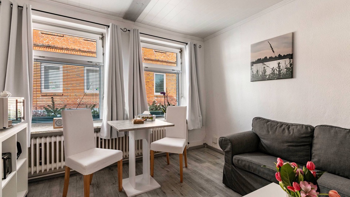 Wesselburen Apartment | Apartment 'Das Weiße Stadthaus' with Wi-Fi