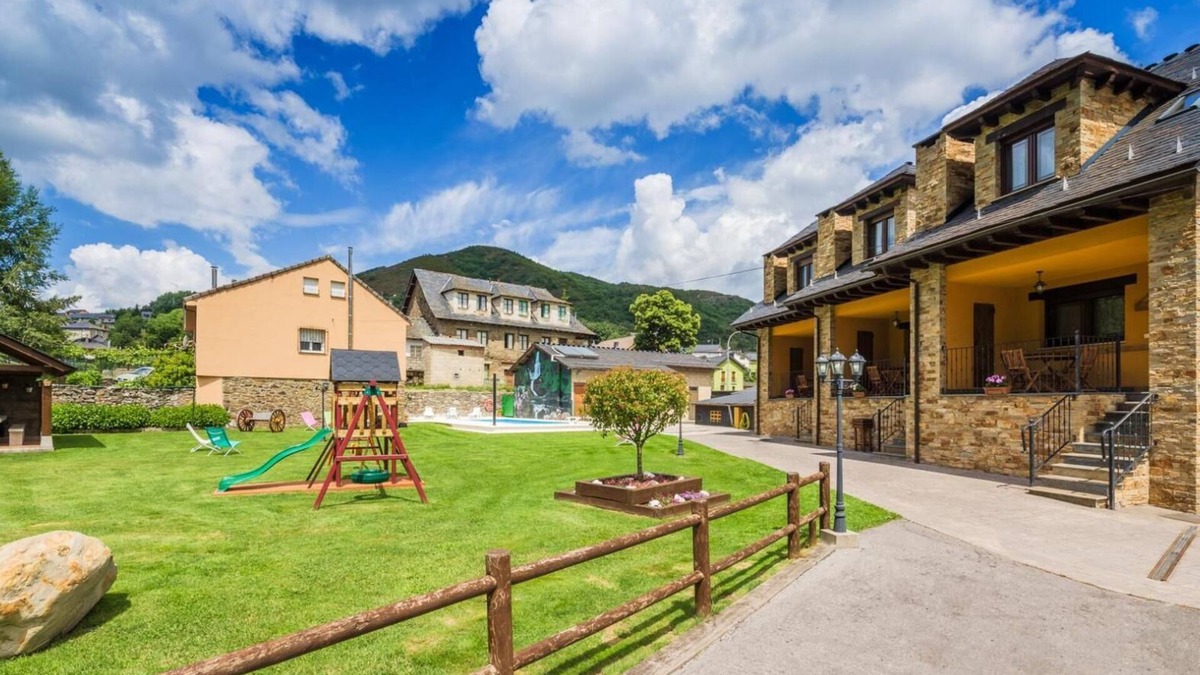 Caboalles de Abajo House | Apartment 'Devesa' with Mountain View, Shared Pool and Wi-Fi