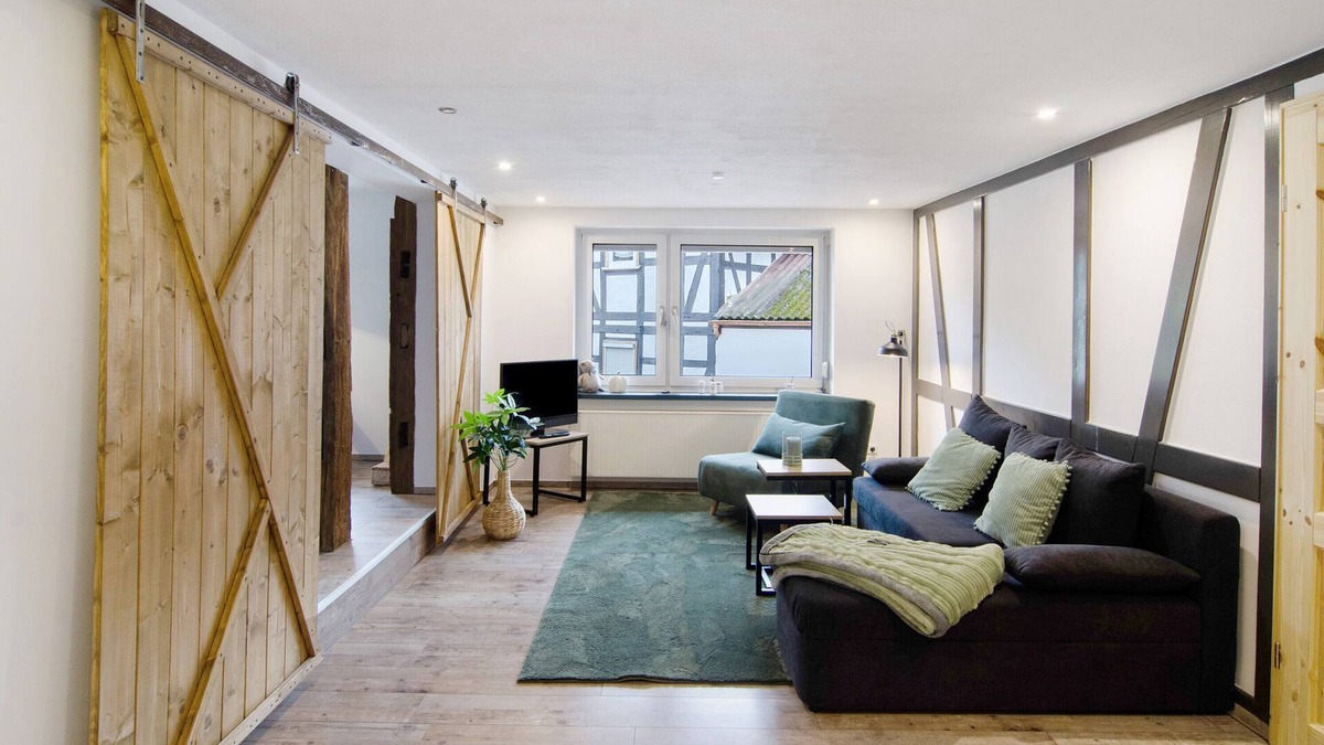 Buhren Apartment | Apartment 'De Lüttje Utkiek' with Balcony and Wi-Fi