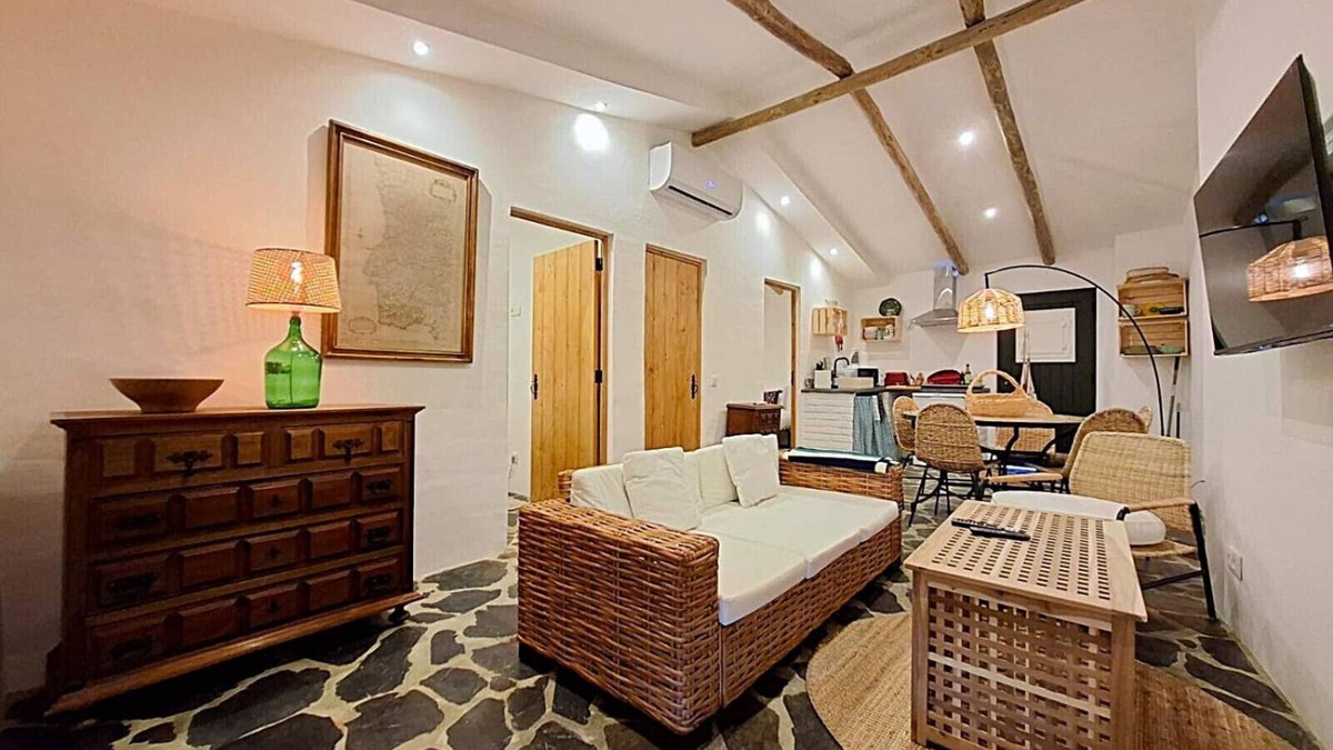 Reguengos de Monsaraz Apartment | Apartment 'Descanso Dos Oleiros' with Private Terrace, Wi-Fi and Air Conditioning