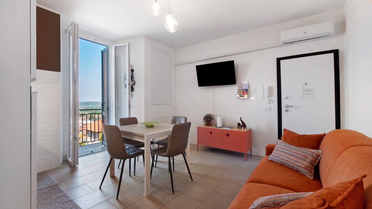 Senna Comasco Apartment | Apartment 'Diamond House Holiday' with Mountain View, Wi-Fi and Air Conditioning