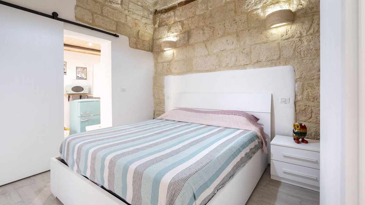 Mola di Bari Apartment | Apartment 'Dimora Donna Lucrezia' with Balcony and Air Conditioning