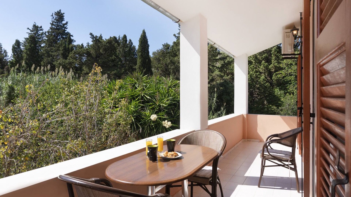 Agios Georgios Pagon Apartment | Apartment Dora Pagoi 1 with Mountain View, Shared Garden & Wi-Fi