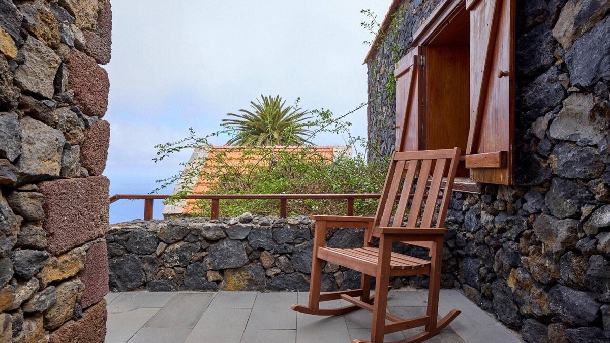 Mocanal Apartment | Apartment 'El Ciruelo' with Sea Views, Shared Terrace and Wi-Fi