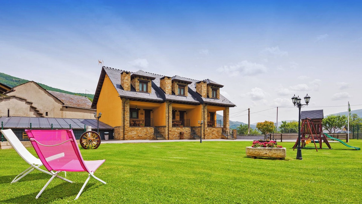 Caboalles de Abajo Apartment | Apartment 'El Hechizo' with Mountain View, Shared Pool and Wi-Fi