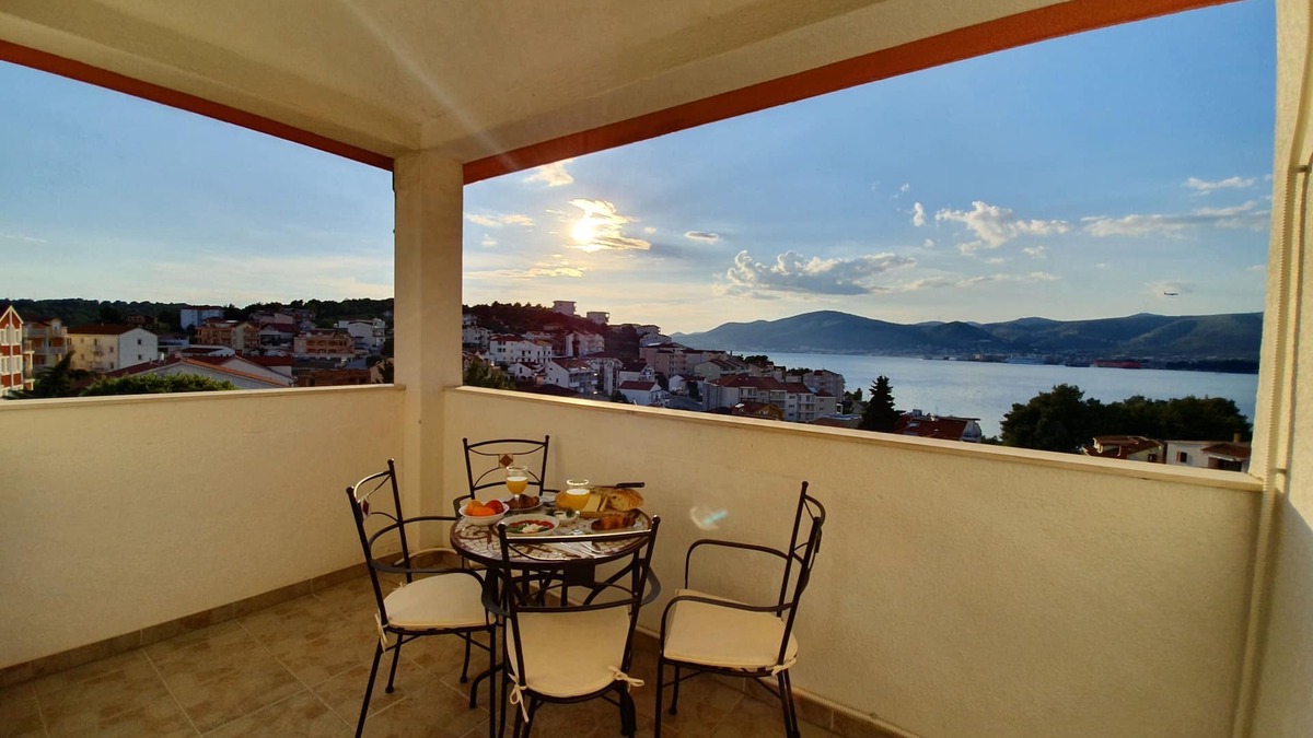 Okrug Gornji Apartment | Apartment Ellie Large 4-bed duplex, 3 min to beach & amenities. Free Parking