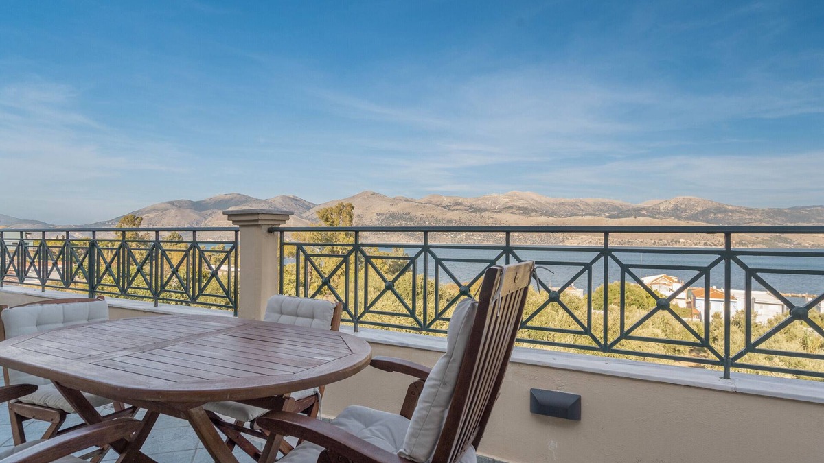 Lixouri Apartment | Apartment 'Emelia' with Sea View, Wi-Fi and Air Conditioning