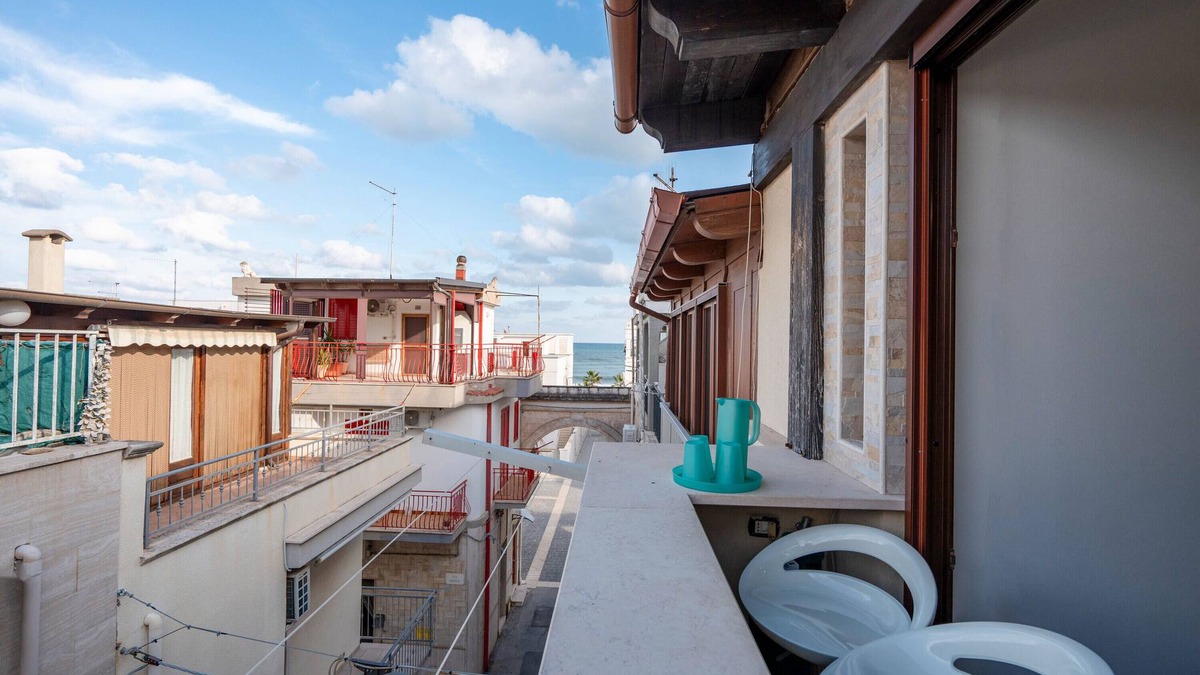 Torre Canne Apartment | Apartment 'Emma House, By The Sea' with Balcony, Wi-Fi and Air Conditioning