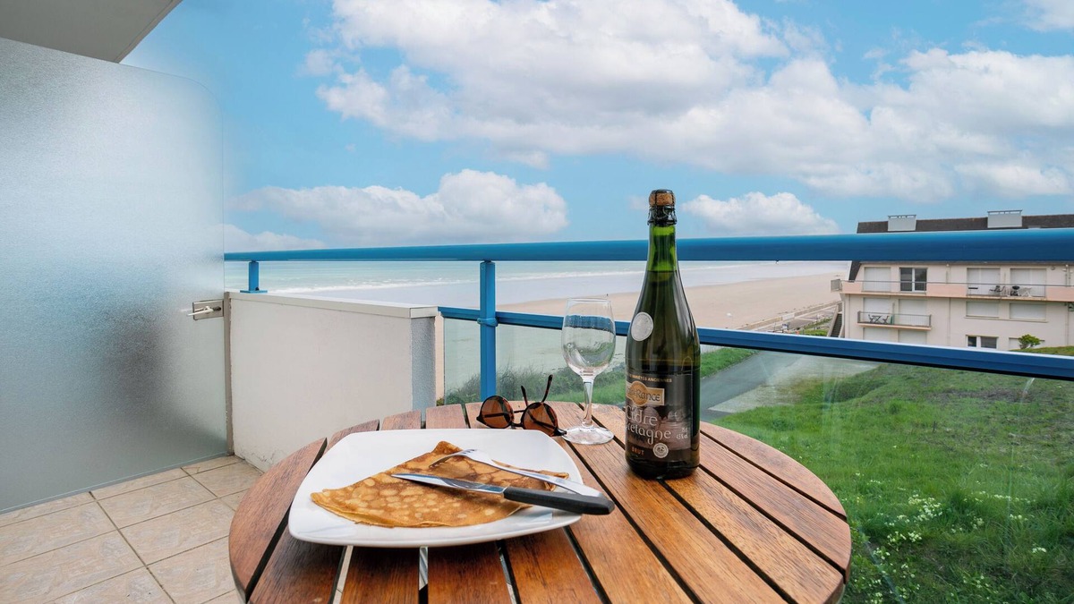 Plerin Apartment | Apartment 'En Front De Mer' with Sea View, Private Terrace and Wi-Fi