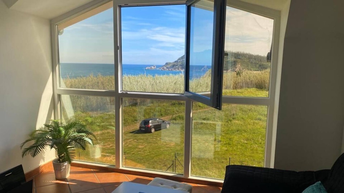 Porto de Espasante Apartment | Apartment with splendid views over the ocean and the beach.