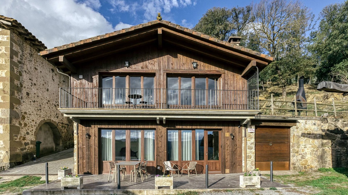 La Vall d'en Bas Apartment | Apartment 'La Cabanya De La Rovira - Baix' with Mountain View, Terrace and Wi-Fi