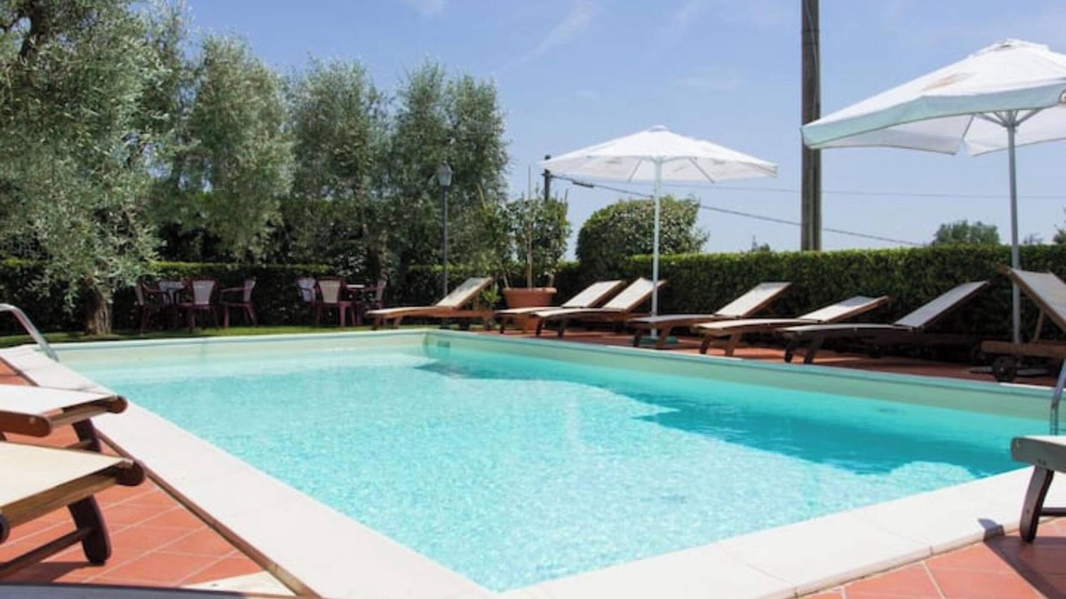 Massa e Cozzile Apartment | Apartment 'Estate' with Shared Pool, Wi-Fi and Air Conditioning