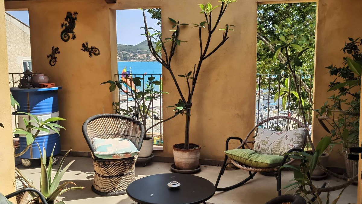 Les Lecques Apartment | Apartment facing the sea, 1 min from the beach and shops