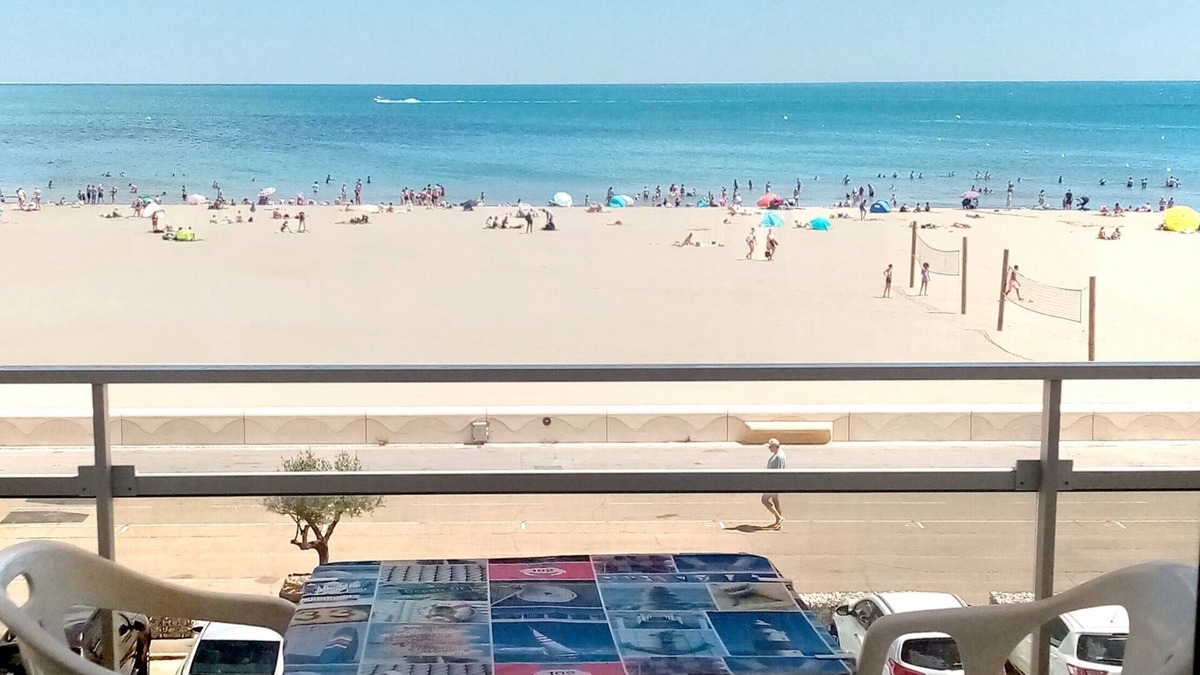 Narbonne-Plage Apartment | Apartment facing the sea - 20 metres from the beach