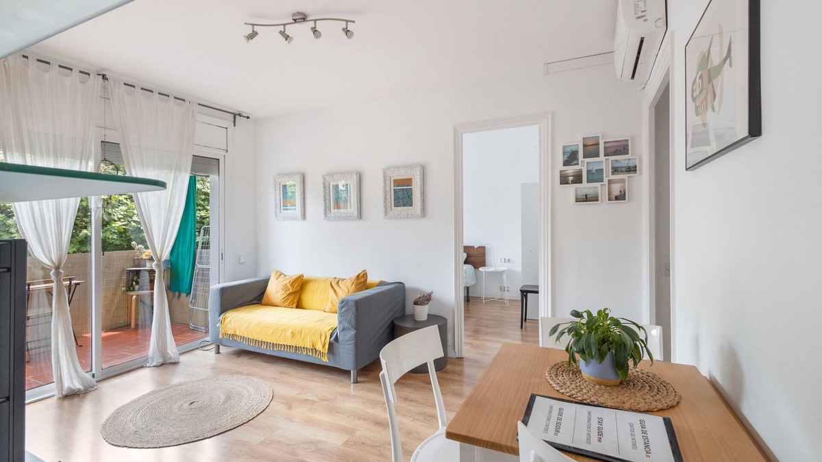 Alella Apartment | Apartment 'Fantastic Beach' with Balcony, Wi-Fi and Air Conditioning