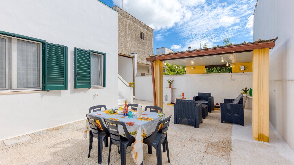 Surano Apartment | Apartment 'Fefè' with Private Terrace, Wi-Fi and Air Conditioning