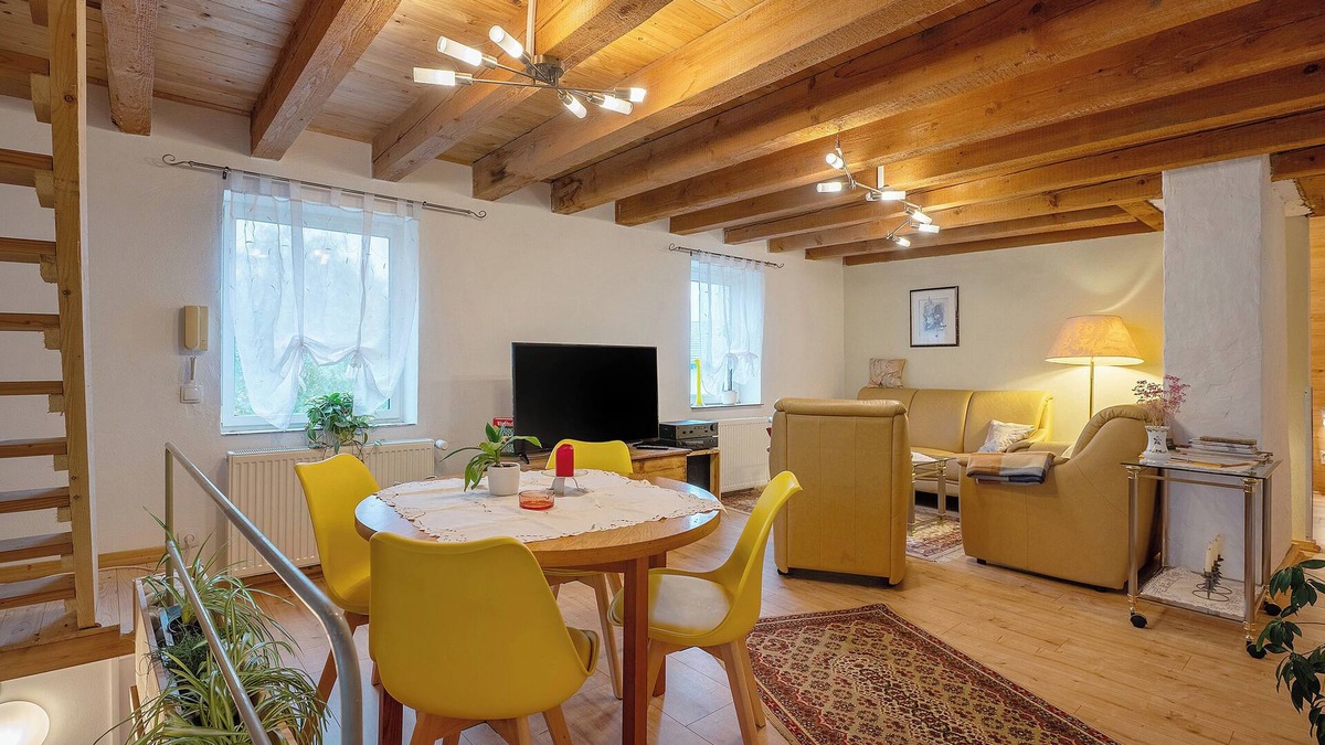 Hundheim Apartment | Apartment 'Ferienhaus Störzel - Wohnung B' with Balcony and Wi-Fi