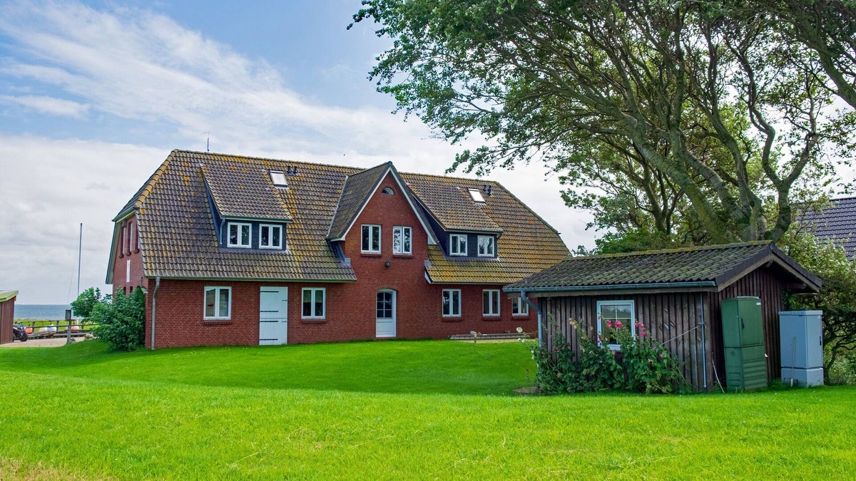 Langeneß Apartment | Apartment 'Ferienwohnung Langeness' with Sea View, Shared Terrace and Wi-Fi