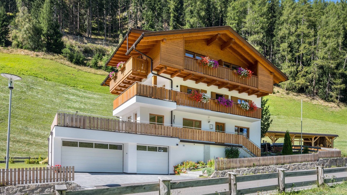 Predoi Apartment | Apartment 'Ferienhaus Nairz Alpenrose' with Mountain View, Private Terrace and Wi-Fi