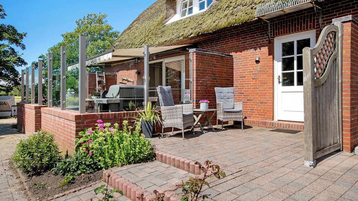 Nordstrand Apartment | Apartment 'Ferienhof Jacobsen 6' with Shared Terrace, Shared Garden and Wi-Fi