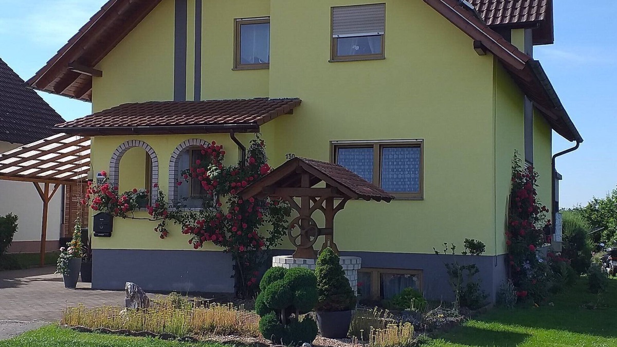 Buchlberg Apartment | Apartment 'Ferienwohnung 'am Bienwald' with Balcony and Wi-Fi