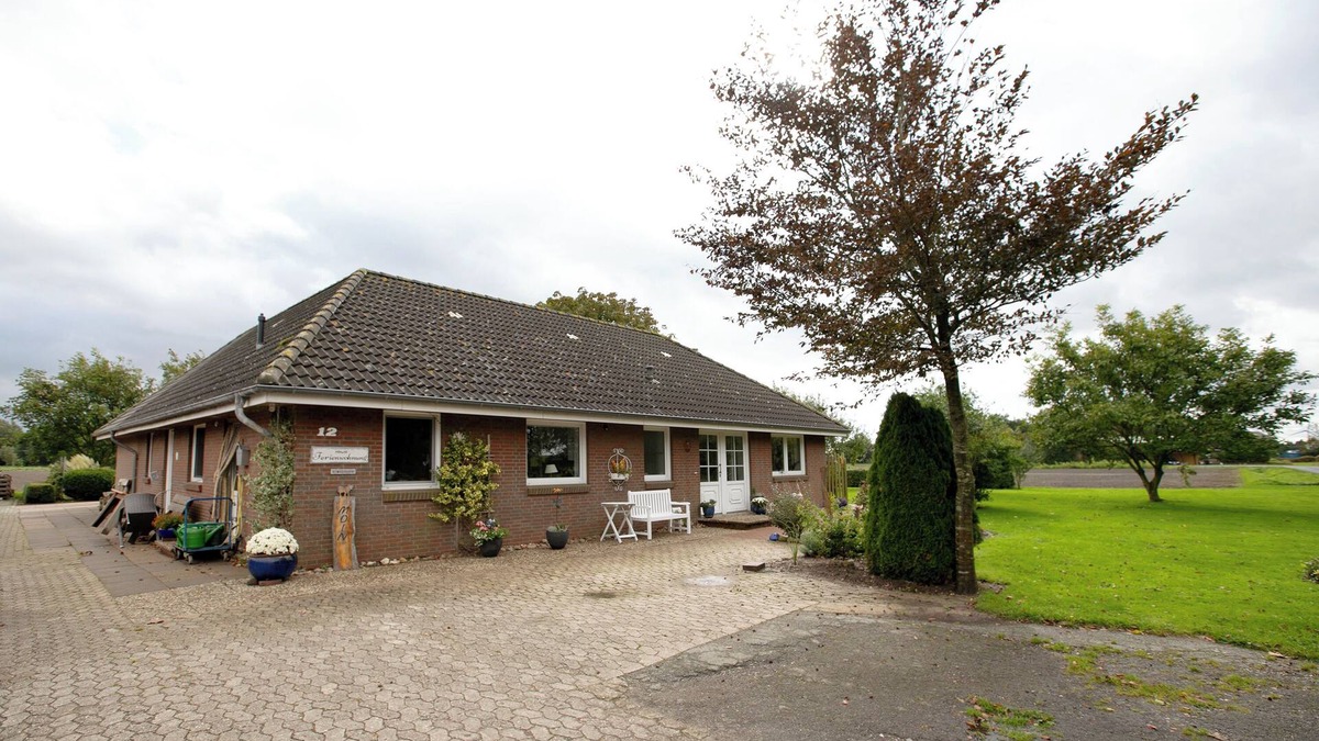 Hillgroven Apartment | Apartment 'Ferienwohnung Achtern Diek' with Private Terrace, Shared Garden and Wi-Fi