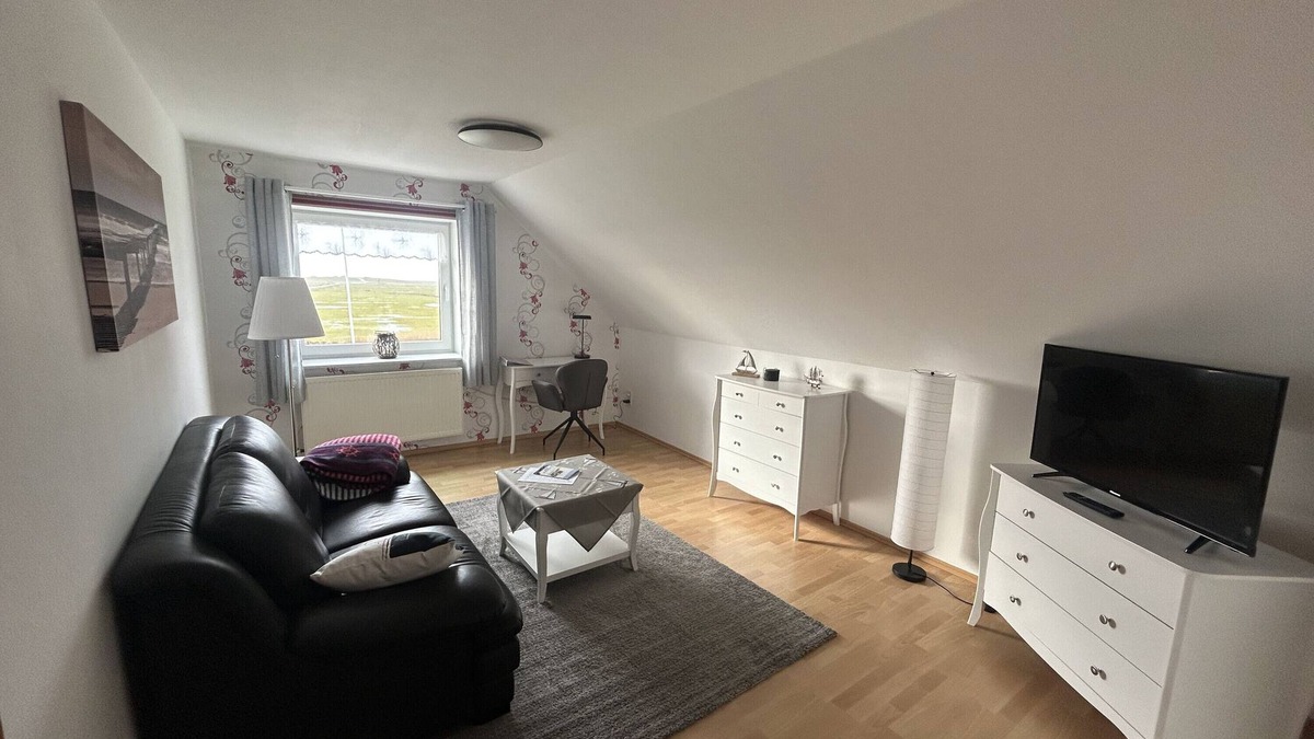 Hallig Langeneß Apartment | Apartment 'Ferienwohnung Klar Kimming' with Shared Terrace, Shared Garden and Wi-Fi