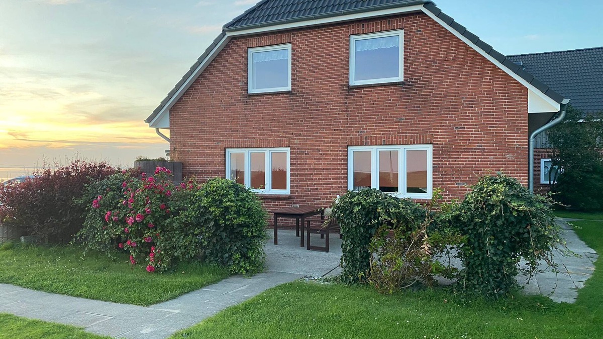 Hallig Langeneß Apartment | Apartment 'Ferienwohnung Uthlande' with Shared Terrace, Shared Garden and Wi-Fi