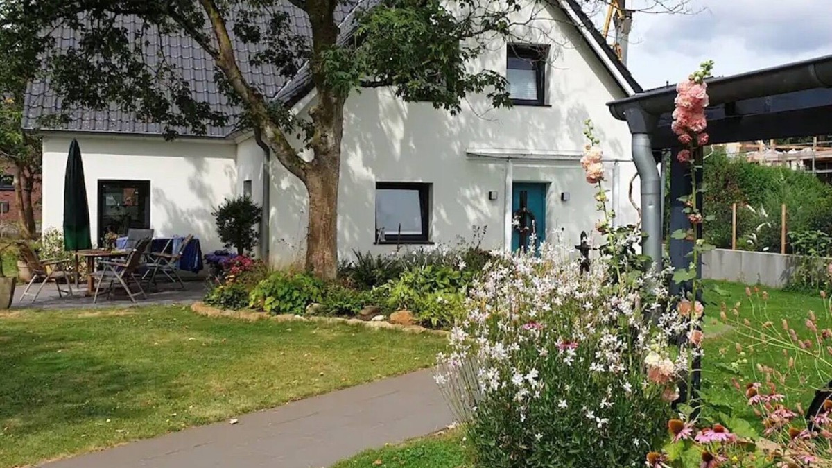 Telgte Apartment | Apartment 'Ferienwohnung Feuerbach' with Shared Terrace, Shared Garden and Wi-Fi