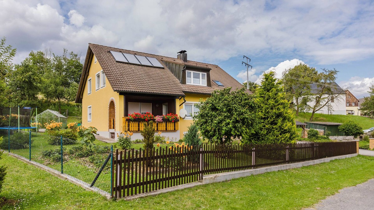 Wiesau Apartment | Apartment 'Ferienwohnung Bächer' with Shared Garden, Balcony and Wi-Fi