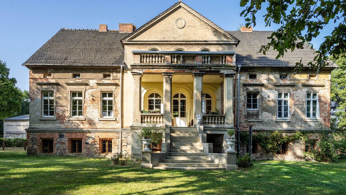 Calau Apartment | Apartment 'Ferienwohnung Im Landschloss' with Shared Terrace, Shared Garden and Wi-Fi