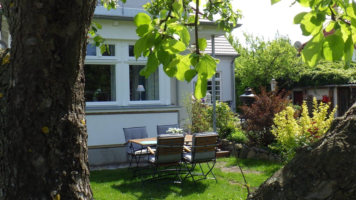 Ostseebad Wustrow Apartment | Apartment "Fiete"- Alte Büdnerei- in a quiet location with a beautiful garden near the beach