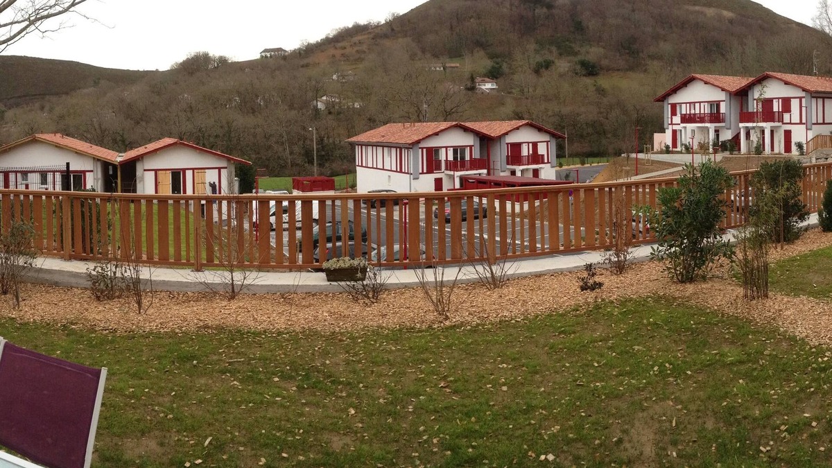 Ascain Apartment | Apartment for 4 people, WIFI, private garden, near ocean with mountain view