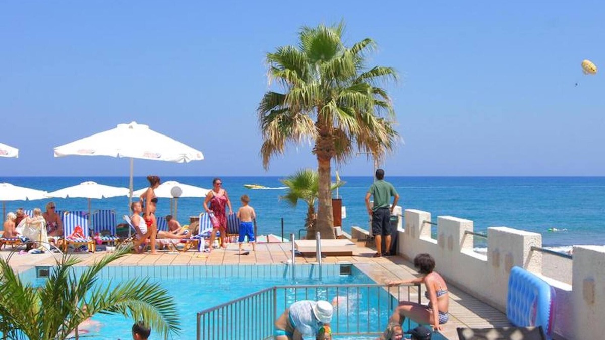 Adelianos Kampos Apartment | Apartment for 4 persons, swimming pool, near the beach