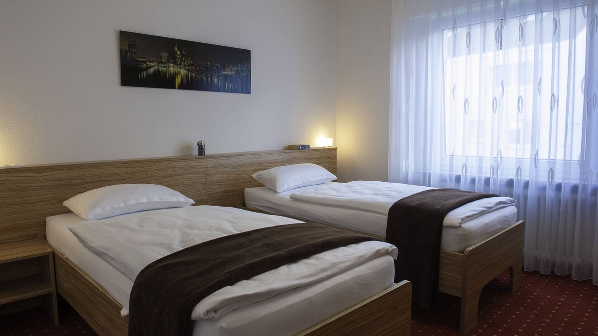 Eschborn Apartment | Apartment for 4 pers. with 2 bedrooms and 2 bathrooms, kitchen and balcony in Eschborn