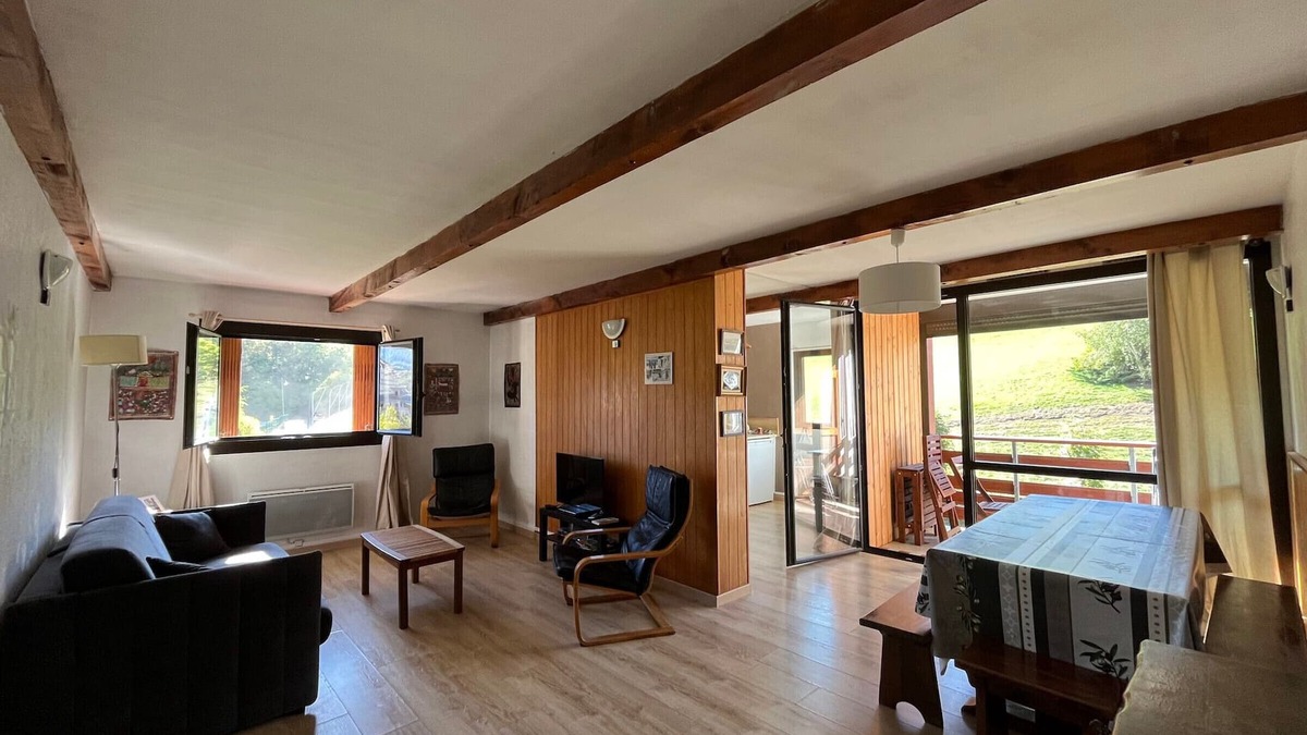 Le Sauze Apartment | Apartment for 9 with Terrace Facing the Slopes, Close to Amenities and Pool