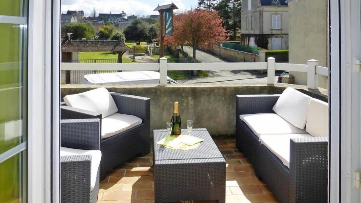 Arromanches-les-Bains Apartment | Apartment by Sandy Beach in Arromanches