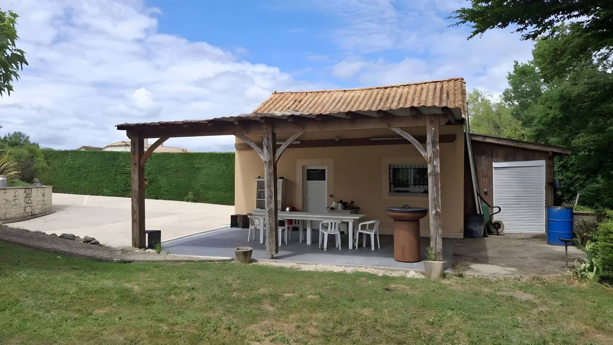 Coulounieix-Chamiers Apartment | Apartment 'Le Repaire De Belette' with Private Terrace, Shared Garden and Wi-Fi