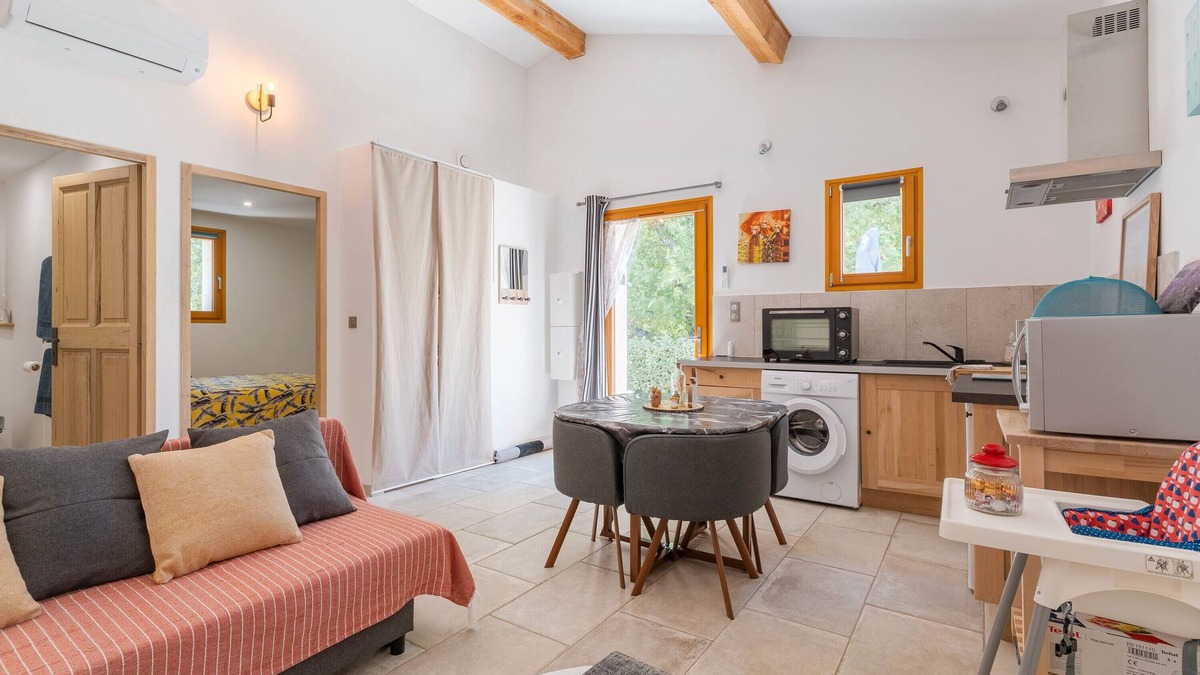 Croagnes Apartment | Apartment 'Le Petit Écureuil' with Shared Pool, Private Terrace and Wi-Fi