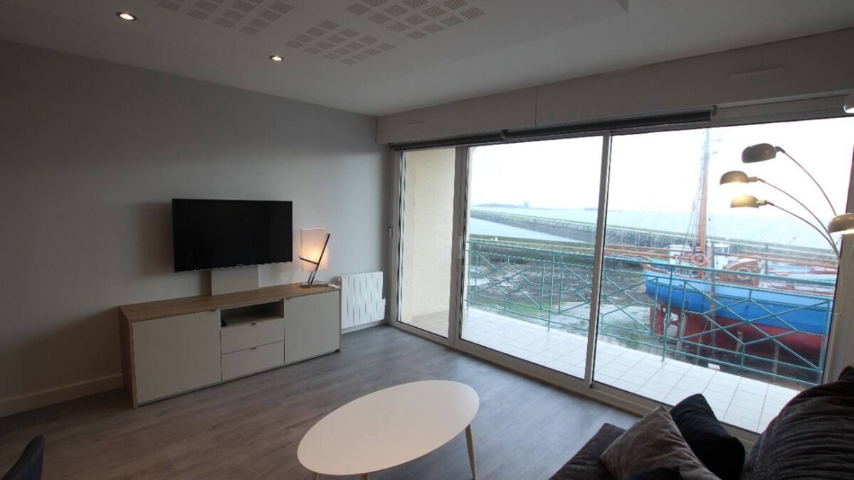 Saint-Vaast-la-Hougue Apartment | Apartment facing the island of tatihou and the port of St Vaast la hougue