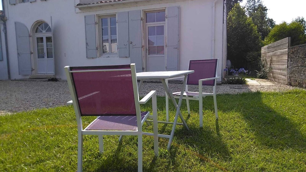 Saint-Vivien-de-Medoc Apartment | Apartment with garden in old house.
