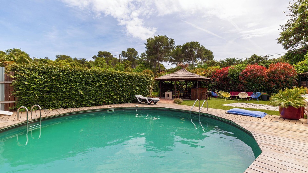 Six-Fours-les-Plages Apartment | Apartment in a villa Pleine Nature with shared pool, Wi-Fi and air conditioning