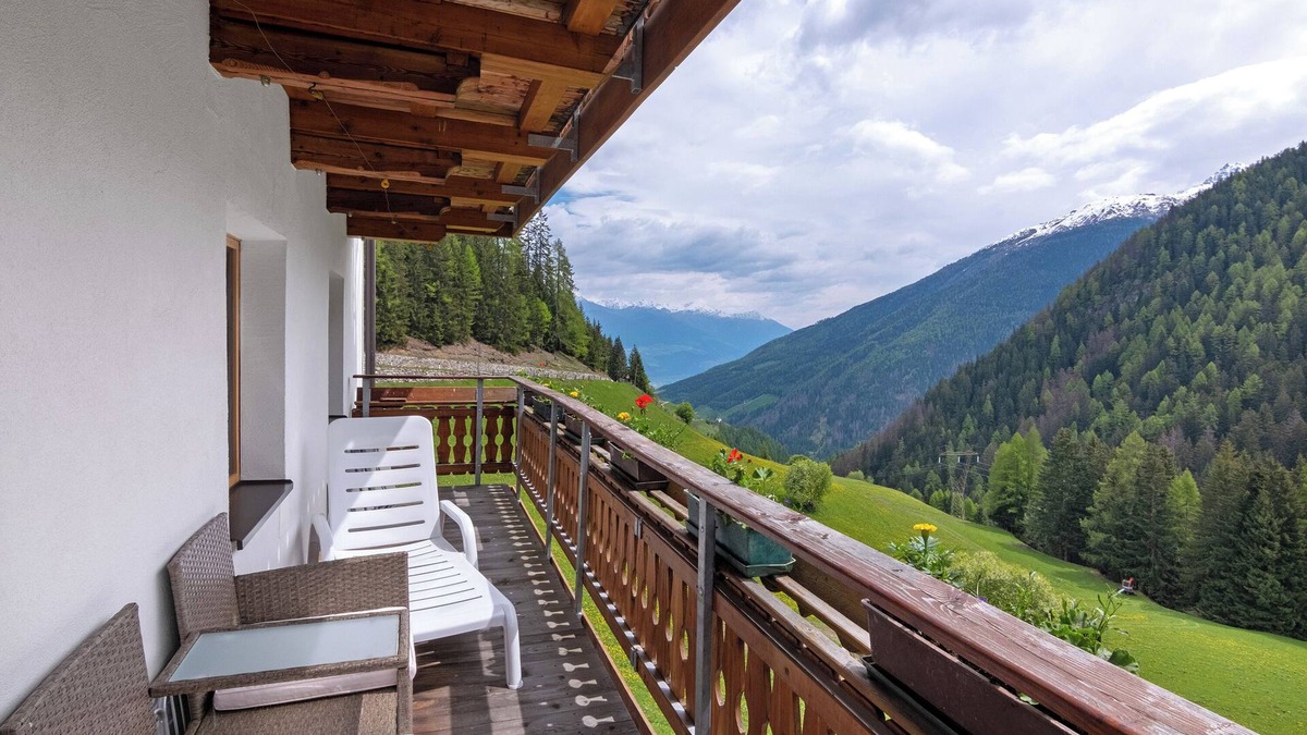 Stelvio Apartment | Apartment 'Fragges Spuldra' with Mountain View, Balcony and Wi-Fi