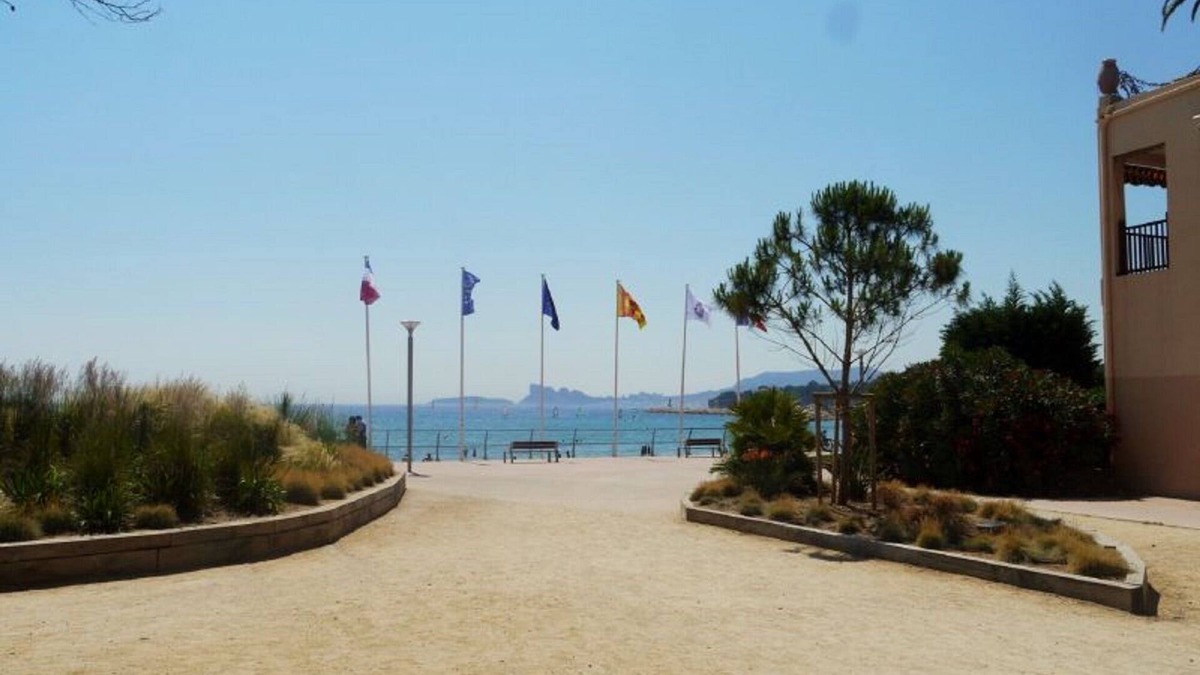 Les Lecques Apartment | Apartment, gated community, 50 meters from the beach, Les Lecques